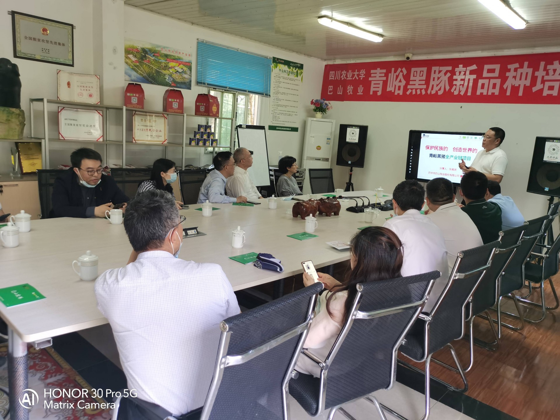 四川省人大法制委副主任委員江建明,四川省人大常委會法工委副主任 楊  筠 ,市人大常委會副主任袁聞聰一行來我公司調研并開展幫扶工作