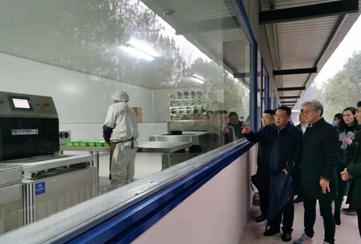 公司董事長兼總經理張育賢陪同臺灣永和豆漿創始人林先生一下到公司考察